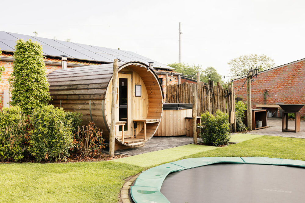 sauan en hot tub bij de grote vakantiewoning de hoeve